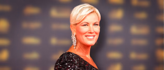 Ganz in blau: ARD-Star Kamilla Senjo begeistert in figurbetontem Sport-Look