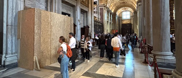 Touristen merken gar nicht, dass Holzverschlag historische Papst-Stätte verhüllt