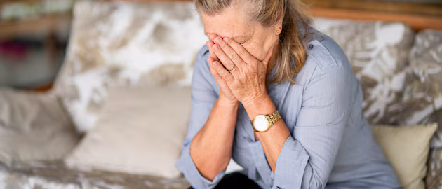 79-Jährige muss im Wohnzimmer schlafen, ihr Bett belegen Studenten